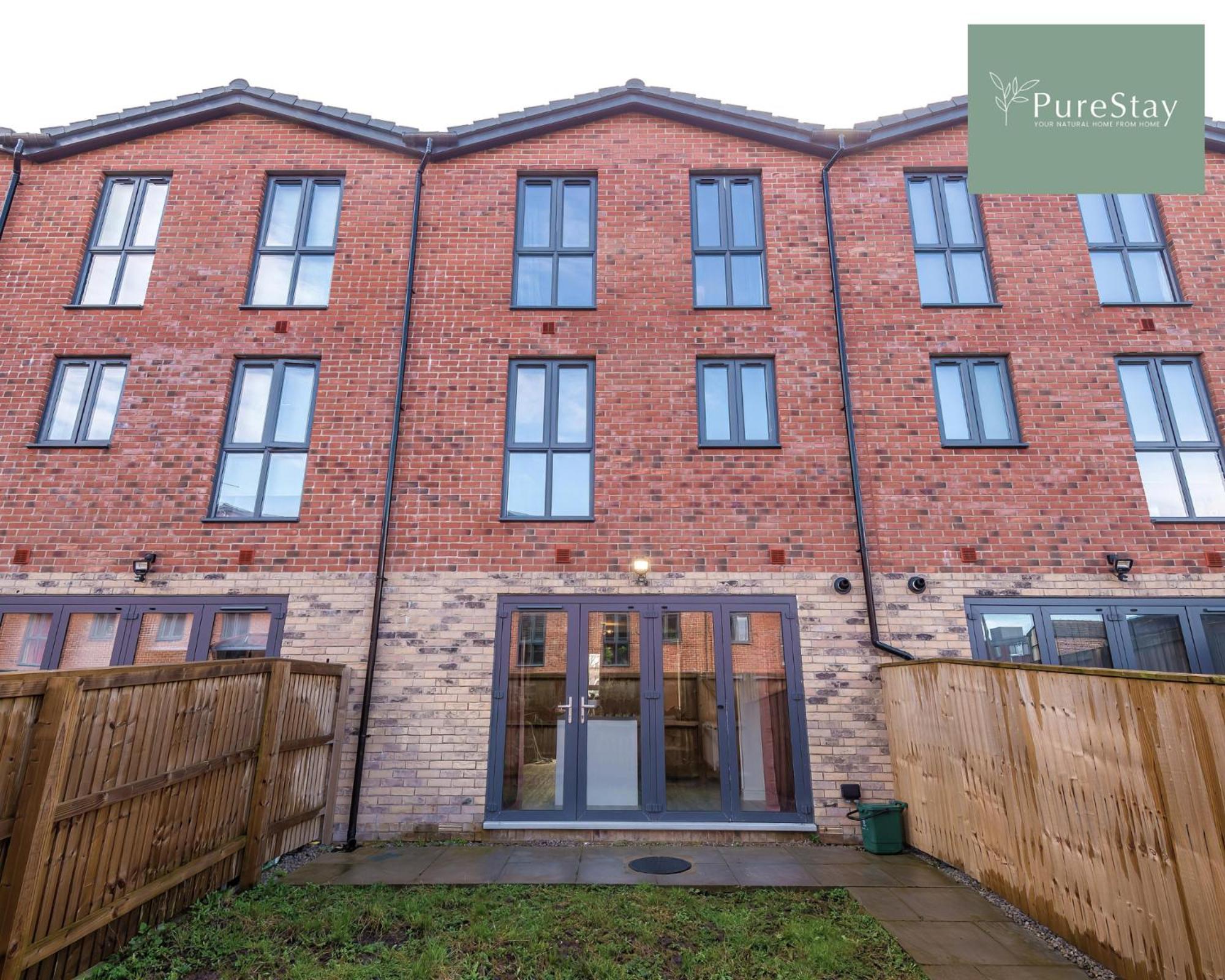 Stunning Five Bedroom Manchester House With Free Parking By Purestay Short Lets & Serviced Accommodation Bagian luar foto